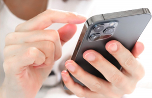 スマホを触る女性