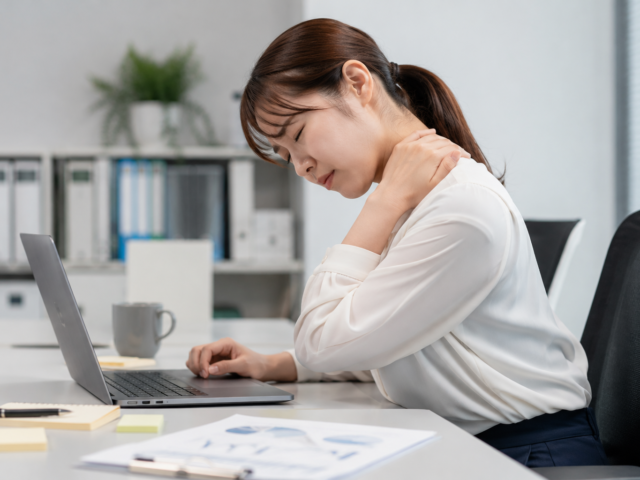 その肩こり、運動不足が原因かも？運動で「凝り」を改善しよう！